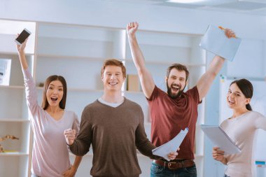 Neşeli dört meslektaşları istemci alma