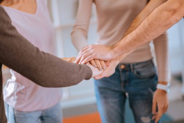 Bir arada tutan genç erkek ve dişi eller