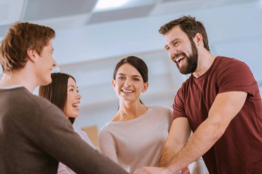 Neşeli dört meslektaşları emelleri katılmadan