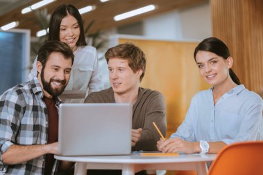 Büyüleyici dört meslektaşları iş stratejisi geliştirme