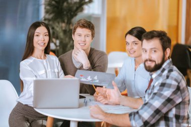 Pozitif dört meslektaşları piyasa eğitimi