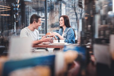 Neşeli adam plaka kruvasan ile seyir