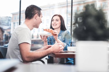 Olumlu memnun esmer gösteren kruvasan