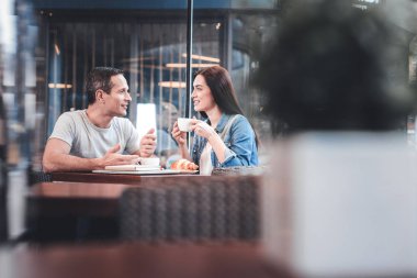 Yakışıklı genç adam ruh ile konuşma