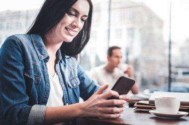 Güzel esmer onun telefon kullanma