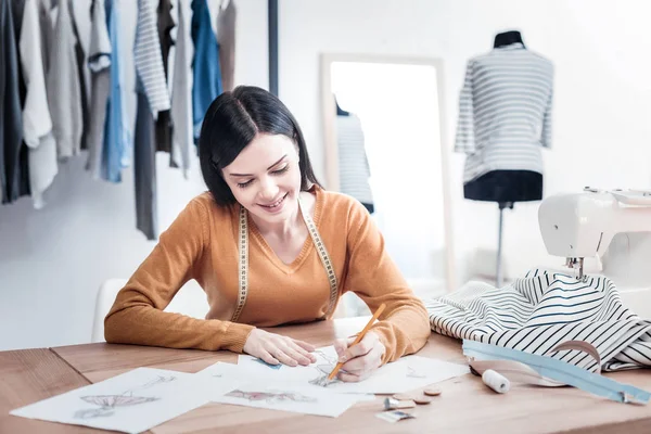 Mujer positiva inteligente creando un nuevo diseño — Foto de Stock