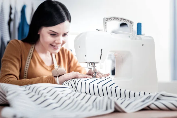 Современная швейная машина используется для работы — стоковое фото