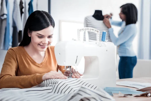 Mujer positiva encantada centrada en su trabajo — Foto de Stock