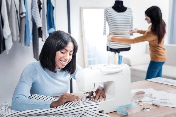 Mujeres jóvenes positivas que trabajan — Foto de Stock