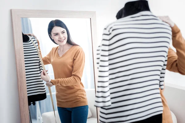 Spiegelbild einer positiven jungen Frau — Stockfoto