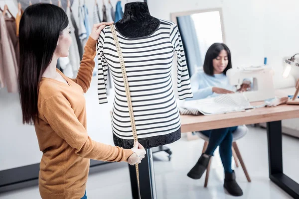 Ölçümler yapıyor güzel yetenekli kadın