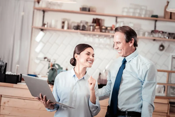 Gülümseyen neşeli iş ortakları