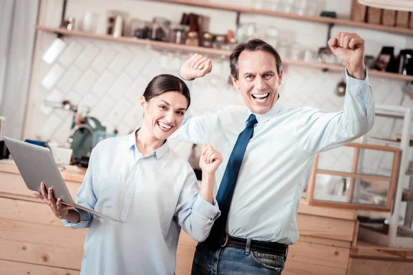 Positieve vrolijke mensen houden hun handen — Stockfoto