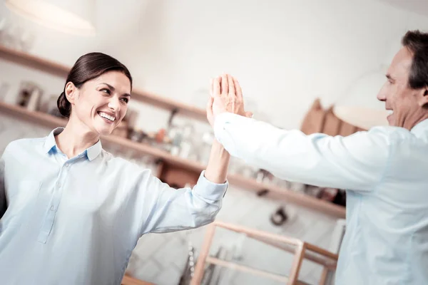 Приємна радісна жінка дає п'ять високих для свого ділового партнера — стокове фото