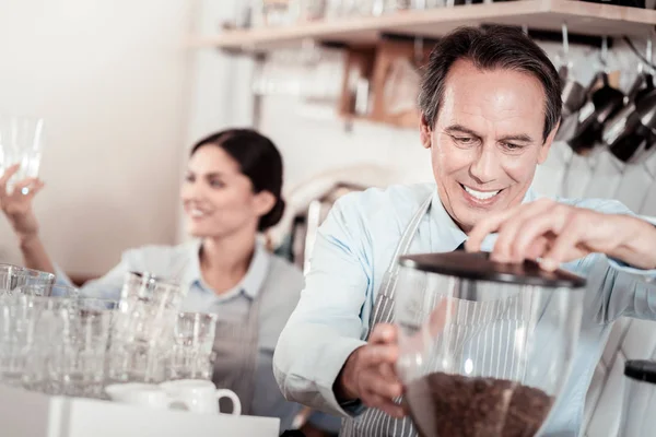 Kahve makinesi kullanan olumlu yetenekli adam — Stok fotoğraf