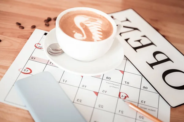 Kopje heerlijke koffie staande op de tabel — Stockfoto