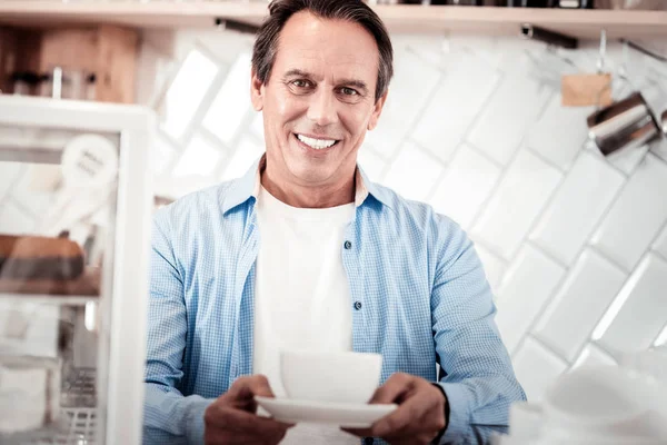 Glad trevlig man erbjuda en kopp kaffe — Stockfoto