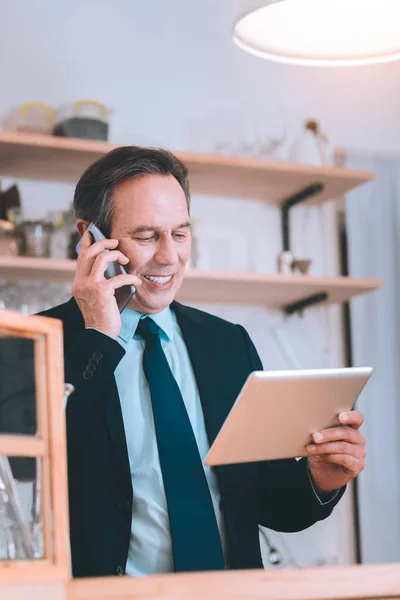 Positiv glad manager talar per telefon — Stockfoto