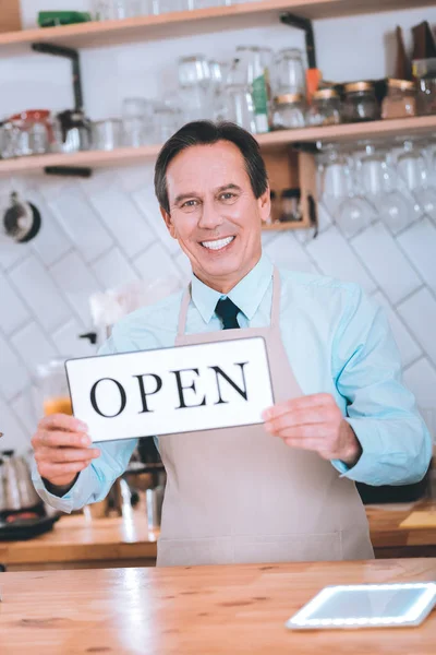 Feliz empresario dando la bienvenida a sus invitados —  Fotos de Stock