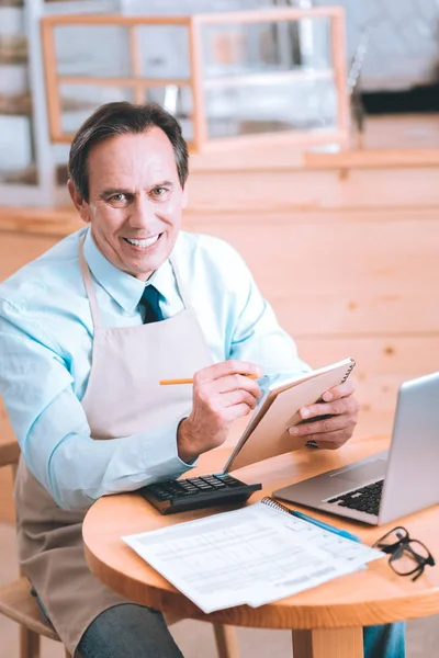 Delighted mannelijke persoon kijkt recht op camera — Stockfoto