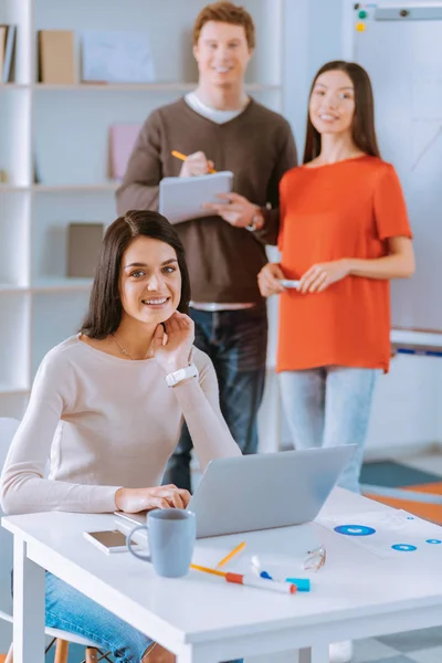 Collega femminile allegra che lavora su computer portatile — Foto Stock