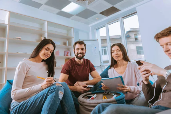 Pensativo cuatro amigos relajarse juntos — Foto de Stock