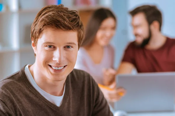 Alegre colega masculino sonriendo — Foto de Stock