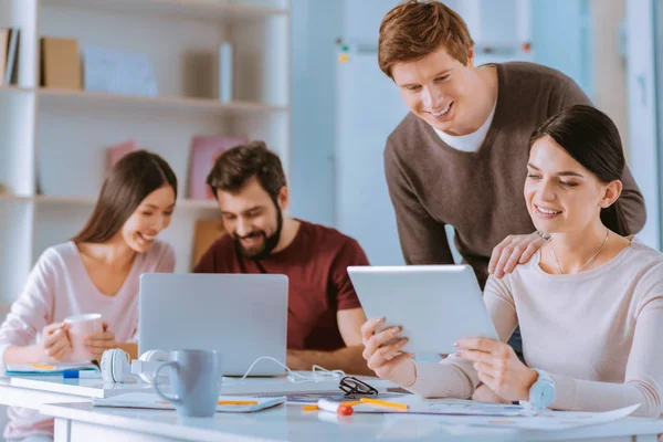 Positivo dos colegas con respecto a la presentación — Foto de Stock