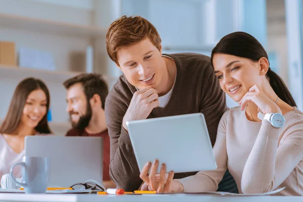 Atractivos dos colegas estudiando mercado —  Fotos de Stock