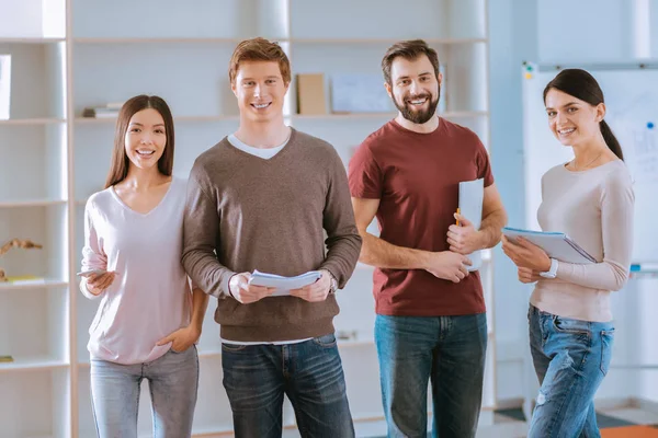 Neşeli dört meslektaşları sunu düzenleme