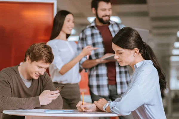 Colega concentrada grabando pensamientos — Foto de Stock