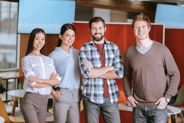 Alegre cuatro colegas de inicio de inicio — Foto de Stock