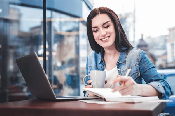 Charmiga unga frilansare som arbetar med glädje — Stockfoto