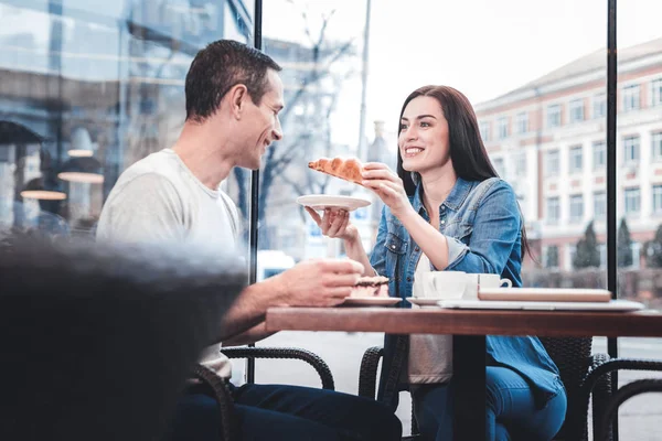 Mooie vrouw voeden haar vriendje — Stockfoto