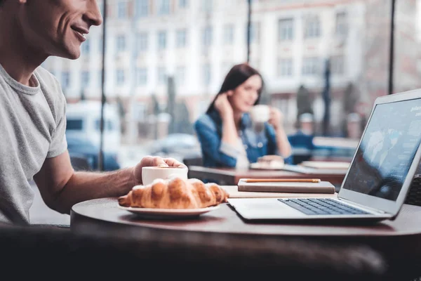 Freelancer satisfeito sentado em semi posição — Fotografia de Stock