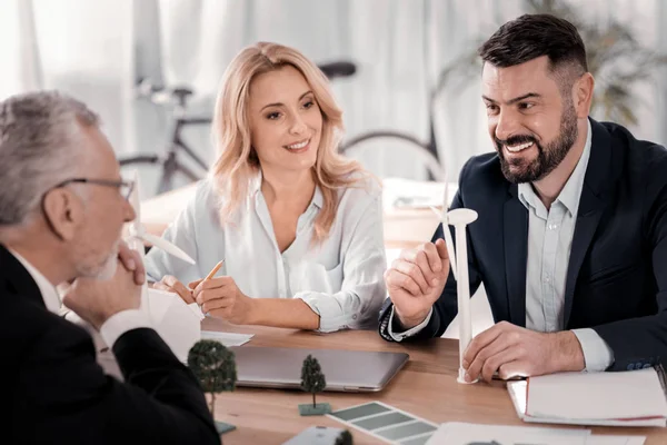 Felices empresarios sentados a la mesa — Foto de Stock