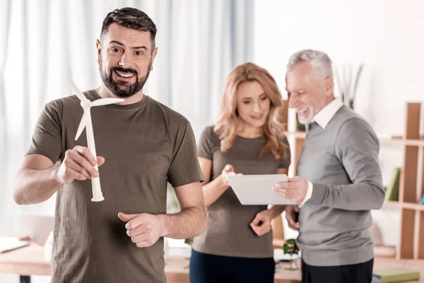 Glücklicher Mann mit Turbinenturm-Miniatur — Stockfoto