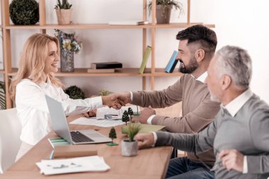 Onun meslektaşı ile tokalaşırken memnun kadın