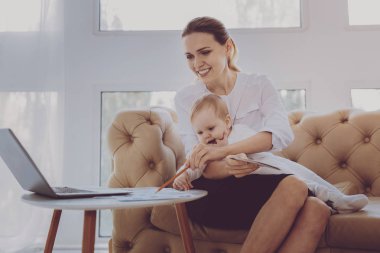 Genç güzel işkadını annelik bırak bebek ile çalışma onun ayak üzerinde