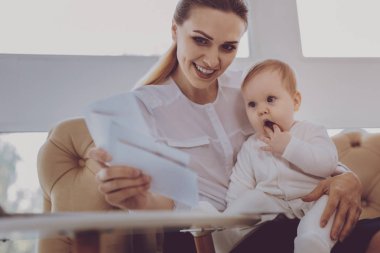 Gülümseyen genç duygu küçük şirin bebeği hemşirelik harika anne