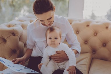 Onun küçük sevimli bebek tutan memnun hissediyorum çekici gülümseyen anne