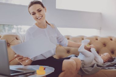 Küçük kızının oynarken gülümseyen serbest yazar