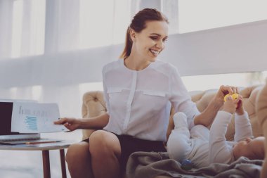 İşkadını annelik bırak duygu eğlenerek evde mektupları okurken