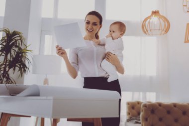 Onun tatlı bebek resimleri eğlenceli gösterilen bakım büyüleyici anne