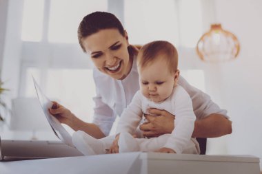 Küçük kız kardeşi ile oynarken gülüyor gülen genç kuzeni