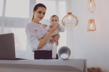 Ofis Yöneticisi küçük çocuk müşterilerle işbirliği süre Hemşirelik