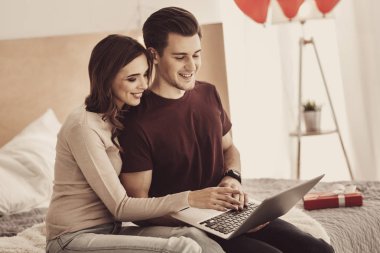 Yetenekli işkadını üstünde laptop iş mektubu yazarak erkek yardım