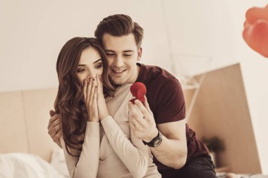 Minnettar hissediyorum. Gülümseyen kadın güzel alyans yakışıklı gelecekteki kocası oturan bakarak minnettar duygu