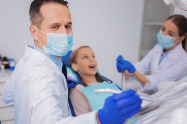 Biraz sabırlı bir diş tatbikat alarak onun doktoru gülümseyen