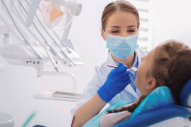 Tür ortodontist çalışırken diş bir ayna tutan